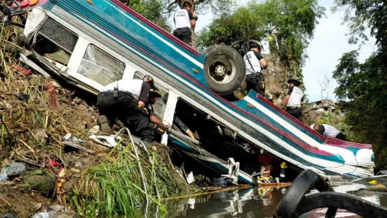 Queda de ônibus em barranco deixa 51 mortos na Guatemala