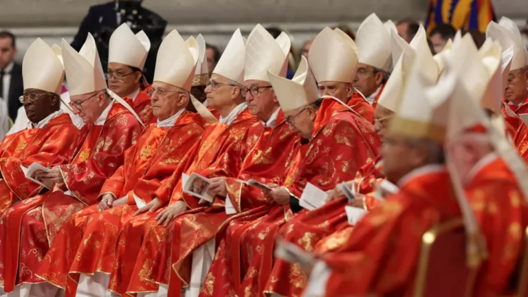 Conclave: Saiba o significado simbólico das roupas usadas pelos cardeais