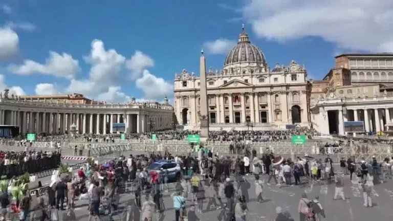 Vídeo: Veja multidões se reunindo no Vaticano para o anúncio do novo papa