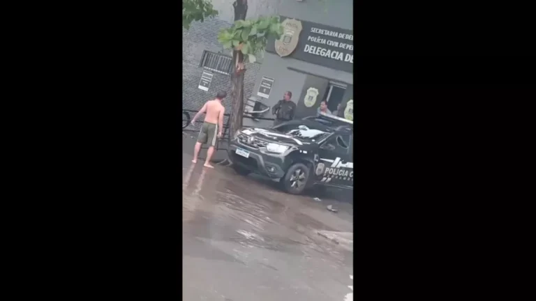 Vídeo: Homem filmado depredando viatura da polícia em Pernambuco