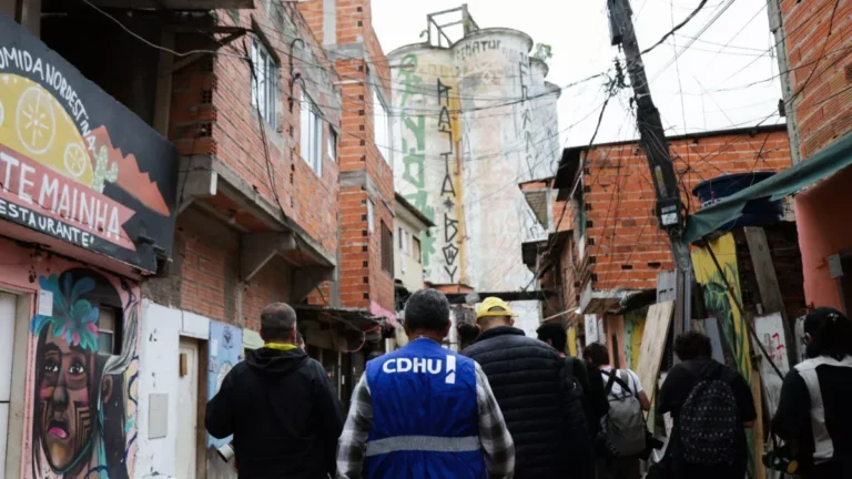 Subprefeitura inicia demolição de casas desocupadas na Favela do Moinho