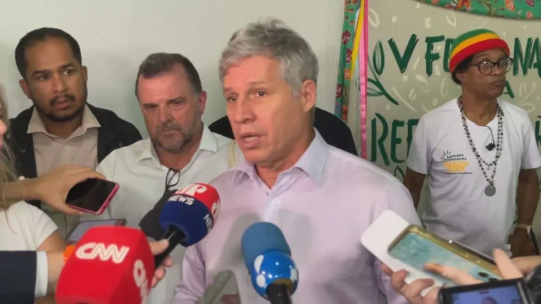 Governo Lula está com “pé no acelerador” para reforma agrária, diz ministro