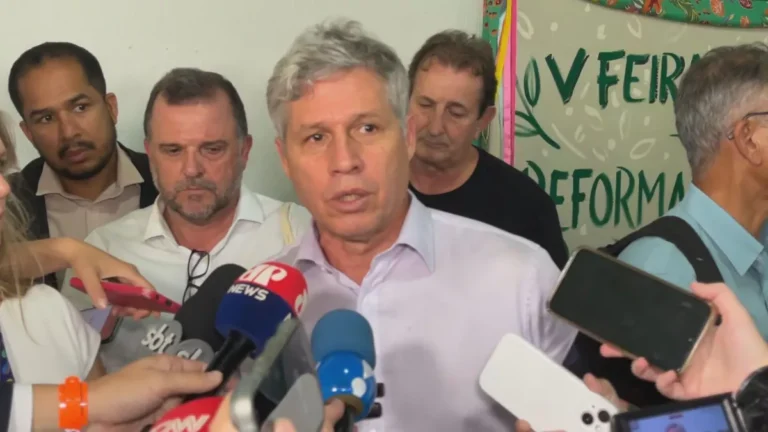 Movimento que não faz pressão é pelego, diz Paulo Teixeira em evento do MST