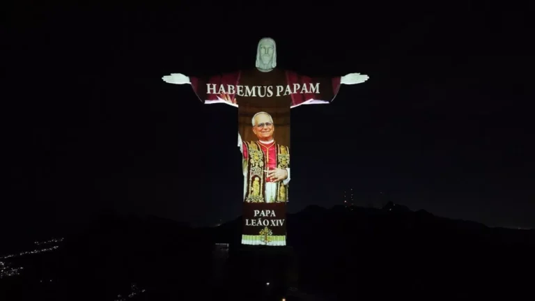 Cristo Redentor homenageia papa Leão XIV com projeção histórica