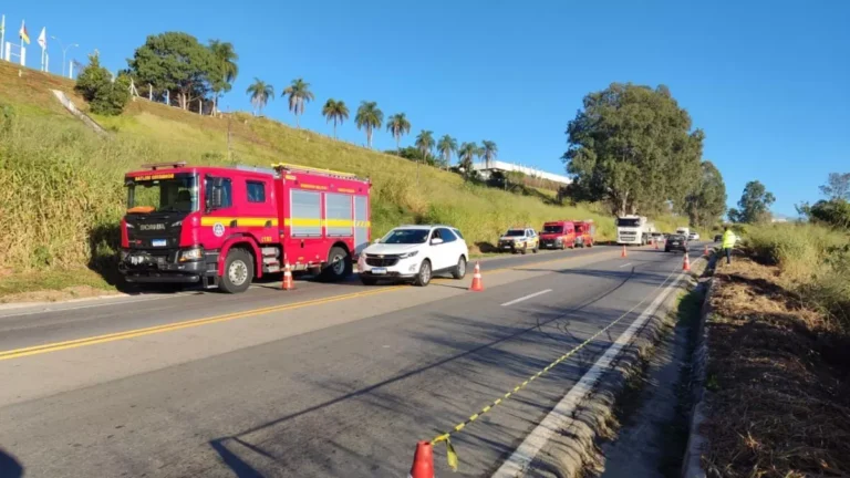 Duas pessoas morrem após ônibus de turismo capotar em Minas Gerais