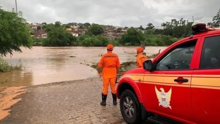 Rios transbordam por causa das chuvas e cidade fica inundada em Alagoas