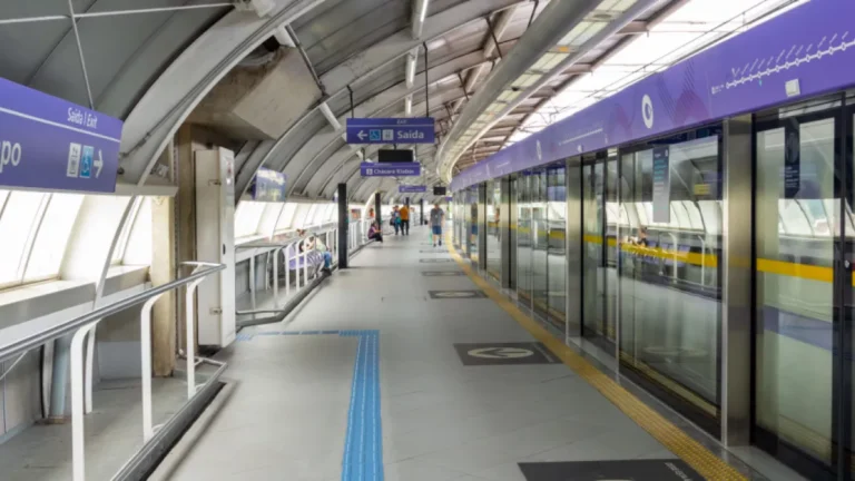 Passageira morre após ficar presa em porta de trem no Metrô de SP
