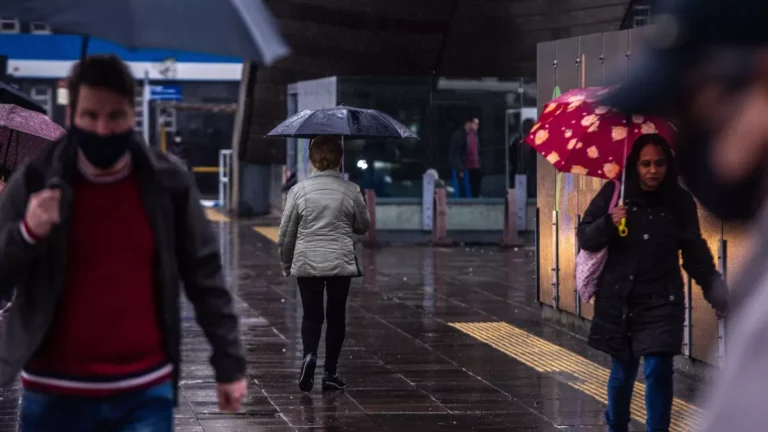 Frente fria deve encerrar ‘veranico’: veja previsão para o fim de semana