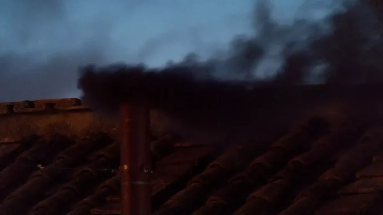 Fumaça preta: Papa não é eleito na manhã do segundo dia de conclave