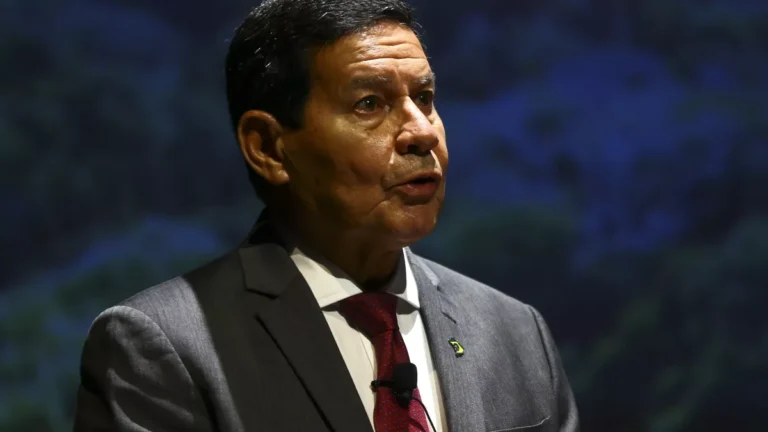 Mourão chama 8/1 de baderna e diz que estava na piscina quando descobriu