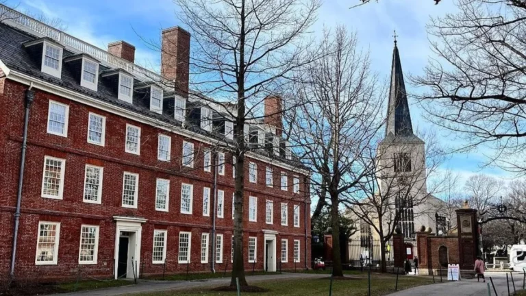 Trump x Harvard: Juíza barra governo de cancelar matrícula de estrangeiros