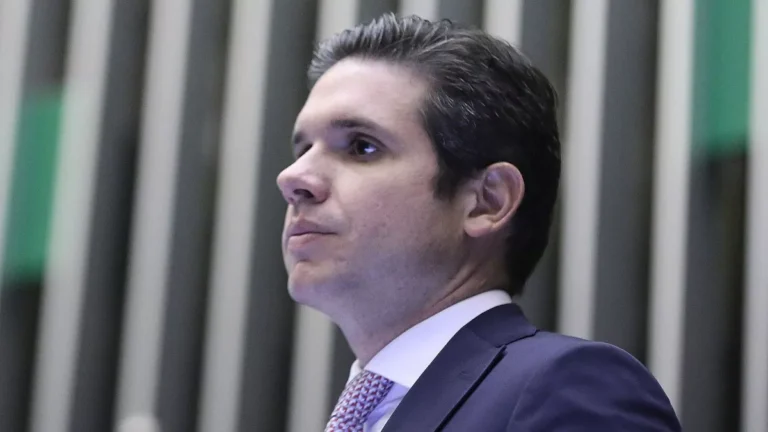 Após reação de Hugo, Câmara avalia retomar PEC que limita poderes do STF