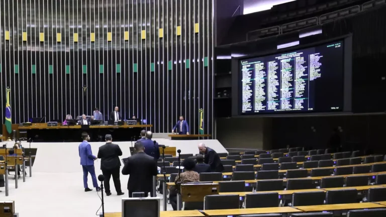Câmara aprova texto-base de projeto sobre reajuste dos servidores