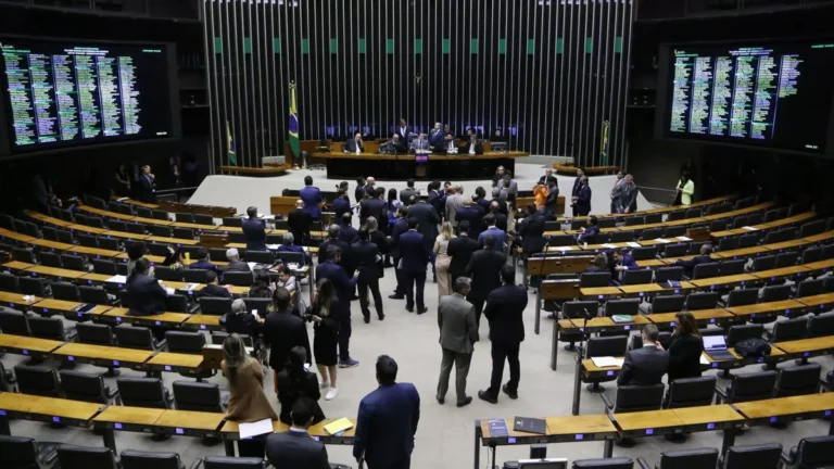 INSS: oposição pressiona por investigação, mas Câmara tem 14 CPIs pendentes