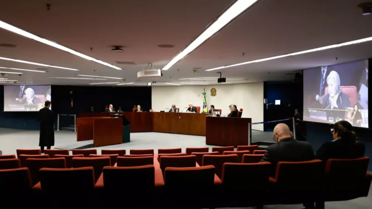 STF julga denúncia contra generais e kids pretos em suposta trama golpista