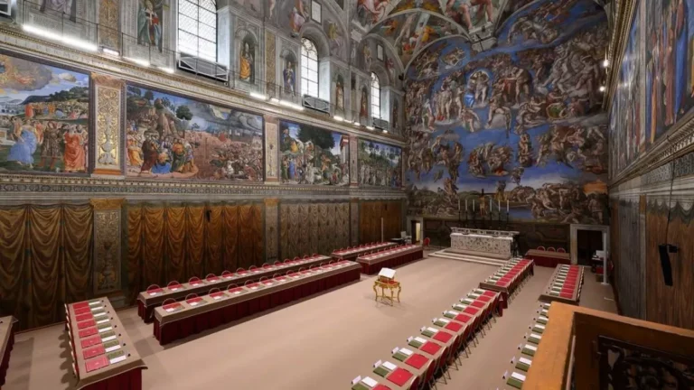 Conclave: Veja imagens da Capela Sistina pronta para eleição do papa