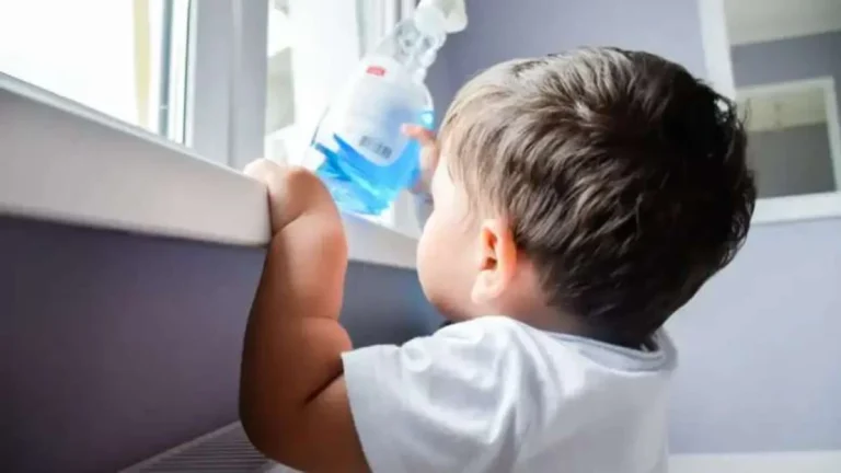 Tragédia! Menino de 2 anos morre após beber produto de limpeza e família acusa hospital