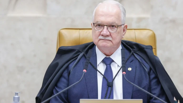Fachin acompanha Mendonça e vota contra responsabilização de big techs