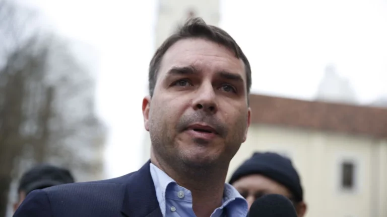 Flávio: Não terá vaidade na escolha de nome caso Bolsonaro não dispute 2026