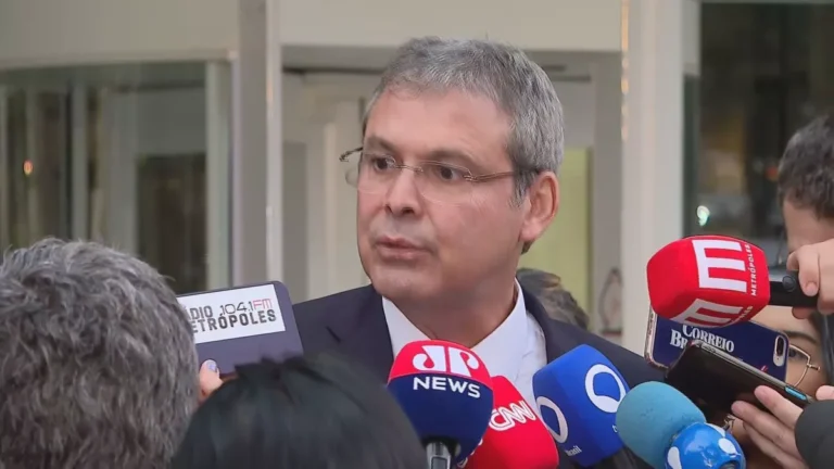 Eduardo Bolsonaro se “autoincrimina em suas declarações”, diz Lindbergh