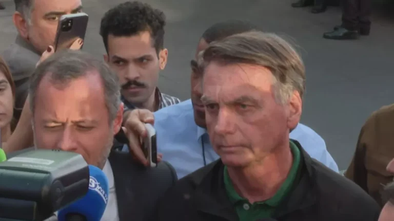 Bolsonaro fala em “perseguição” e compara acusações às de Lula preso