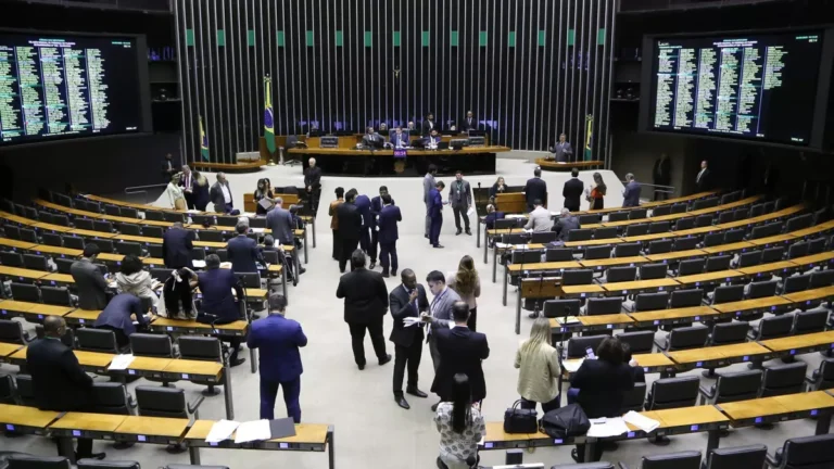 Deputados faltam sessão semipresencial e podem ter desconto no salário