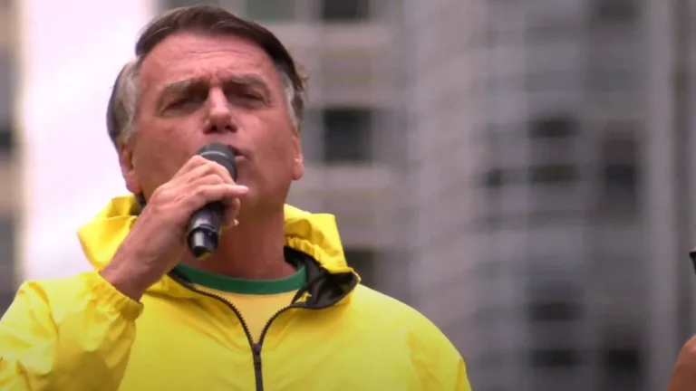 Não tenho nada a ver com a Carla Zambelli, diz Bolsonaro após depoimento