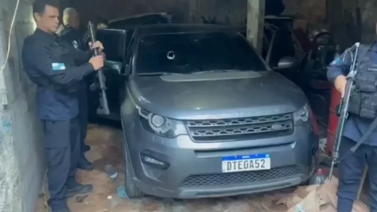 Blindado adaptado para fuzis é apreendido em operação no Rio; veja