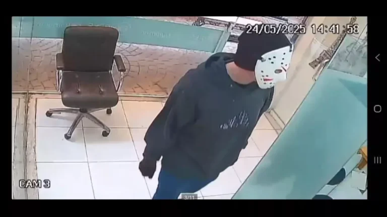 Vídeo: Homem com máscara do Jason assalta casa de câmbio no Rio