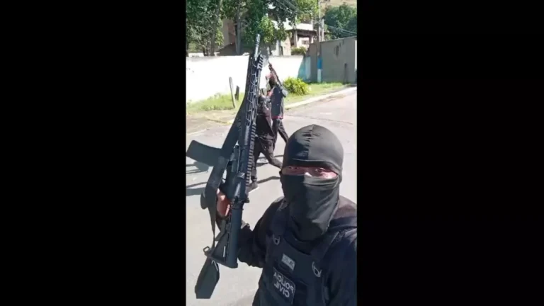 RJ: Polícia investiga homens armados usando coletes da corporação em vídeo