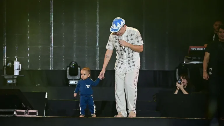 João Gomes leva filho de 1 ano para o palco do São João de Caruaru; veja