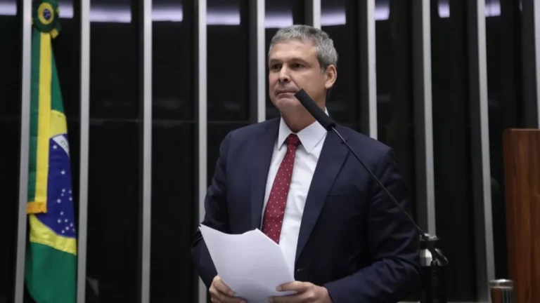 Lindbergh fala à PF nesta segunda sobre ação contra Eduardo Bolsonaro