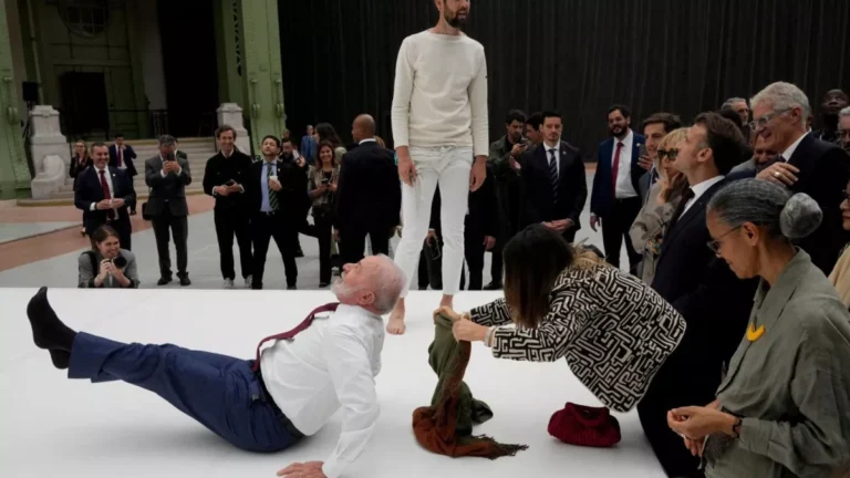 Na França, Lula tenta repetir acrobacia durante exibição