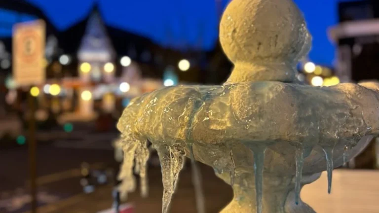 Vídeo: frio congela fonte de água em Gramado, na Serra Gaúcha