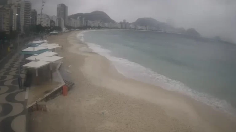 Alerta de ressaca com ondas de até 3 metros segue no Rio nesta quarta (25)
