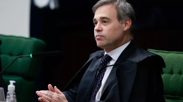Mendonça pede que STF evite “postura ativista” em julgamento de big techs