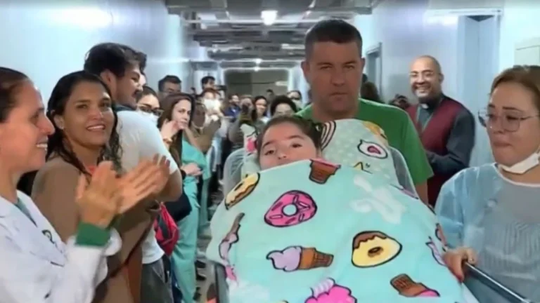 Menina com doença degenerativa criada dentro de hospital tem alta e volta para casa após 12 anos: Mostrar o mundo para ela’, diz mãe