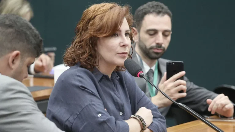Licença de Carla Zambelli começa a valer nesta quinta, diz Câmara