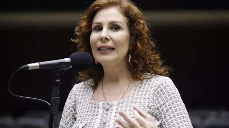 Interpol inclui Carla Zambelli na lista de foragidos internacionais