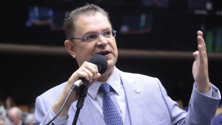 Sóstenes pede aplausos para Zambelli em ato com Bolsonaro na Paulista