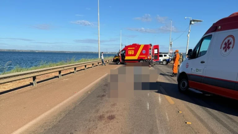 Motociclista morre atropelado por caminhão após perder controle de moto e cair na ponte entre Palmas e Luzimangues, dizem Bombeiros