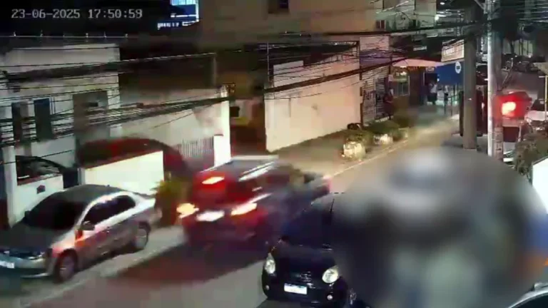 Vídeo: perseguição da PRF termina com três baleados no RJ