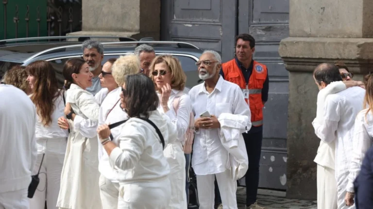 Gilberto Gil e Sandra Gadelha são recebidos aos gritos de Força no velório de Preta Gil, no Rio