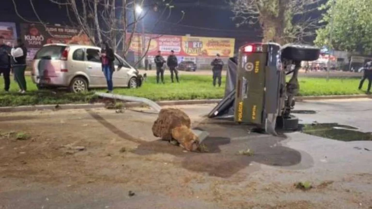Viatura da Brigada Militar capota na RS-040 e deixa quatro policiais feridos