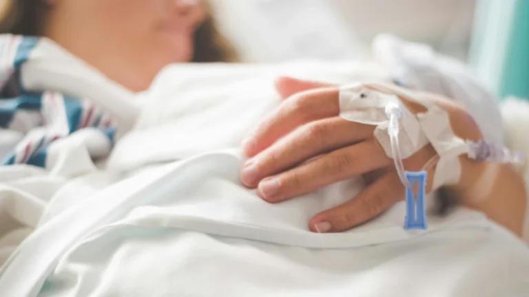 Hospitalizada para laqueadura, jovem acorda sem perna e com outro coração no peito