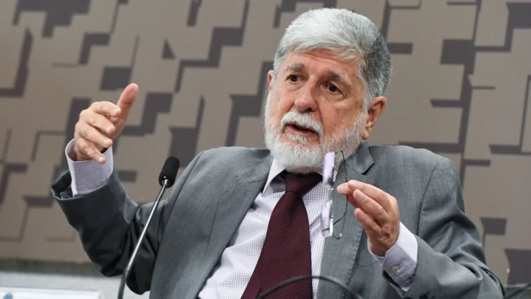 Tarifaço reforça relação do Brasil com Brics, diz Amorim ao FT