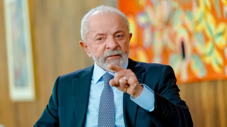Lula diz que Bolsonaro é um “fujão” e define Eduardo como uma “vergonha”