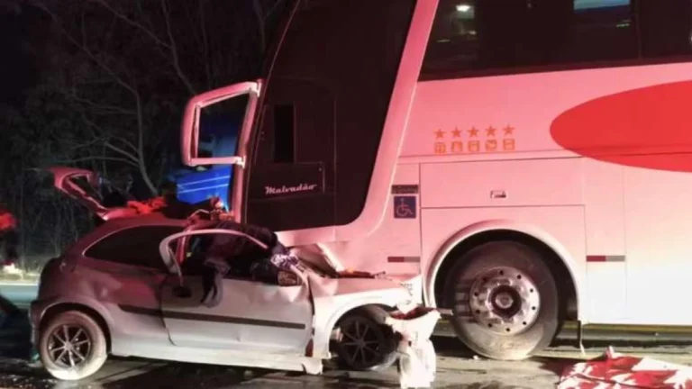 GRAVE! Cinco pessoas morrem após carro colidir de frente com ônibus