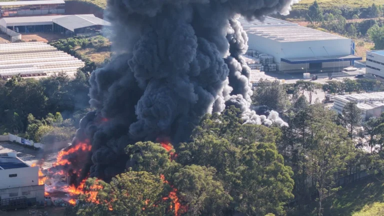 Incêndio em indústria em Guarulhos (SP) durou cinco horas; veja imagens