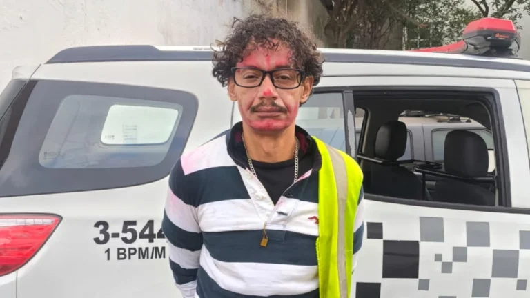 Palhaço de Santo Amaro tenta esconder rosto, mas é preso pela polícia em SP